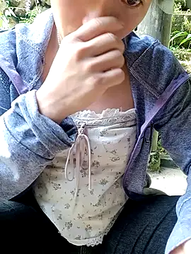 Snapshot of little-effy chatting on 06/23/26, 10:02 little-effy online show from 06/23/26, 10:02
