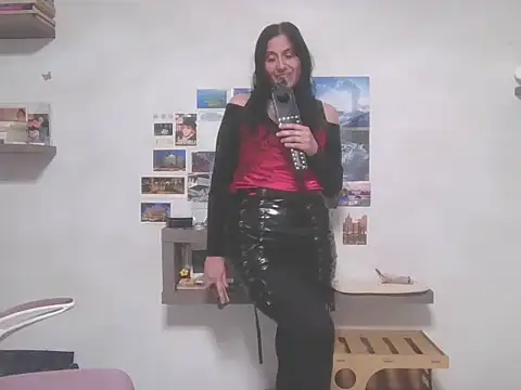 Snapshot of DommeVioleta chatting on 02/18/26, 06:42 DommeVioleta online show from 02/18/26, 06:42