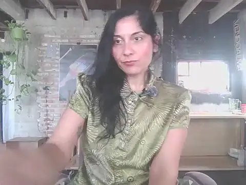 Snapshot of DommeVioleta chatting on 06/11/26, 05:33 DommeVioleta online show from 06/11/26, 05:33