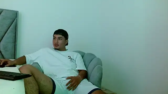 Snapshot of kyro_estrada chatting on 12/15/25, 06:23 kyro estrada online show from 12/15/25, 06:23