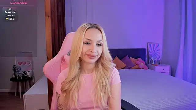 Snapshot of LanaMiracle chatting on 12/22/25, 03:58 LanaMiracle online show from 12/22/25, 03:58