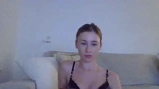 Snapshot of xxQueenxx chatting on 12/15/25, 07:18 xxQueenxx online show from 12/15/25, 07:18