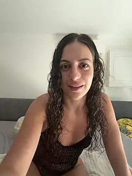 Snapshot of CoquineCharmeuse chatting on 06/02/26, 01:13 CoquineCharmeuse online show from 06/02/26, 01:13