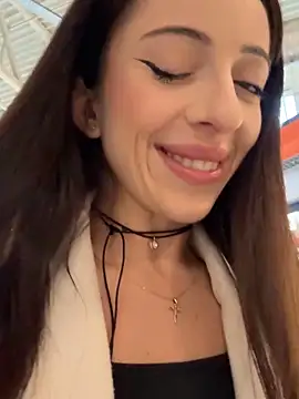 YeaLina online show from 12/16/25, 10:09