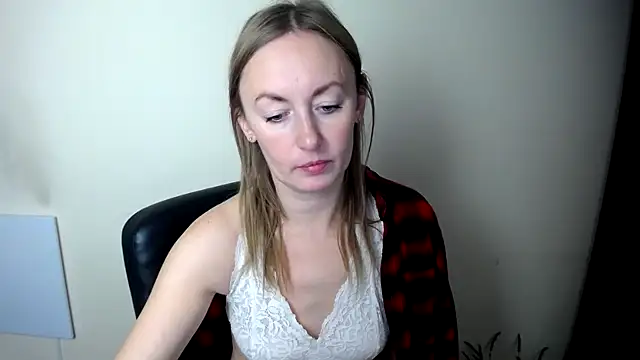 Snapshot of LiaSeass_ chatting on 12/15/25, 10:08 LiaSeass online show from 12/15/25, 10:08