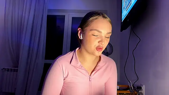 Snapshot of Ginnyinjeans chatting on 12/17/25, 05:41 Ginnyinjeans online show from 12/17/25, 05:41