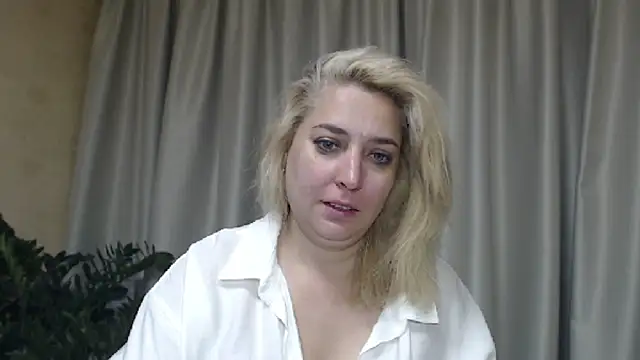 Snapshot of sweetpussy13 chatting on 09/17/25, 05:31 sweetpussy13 online show from 09/17/25, 05:31