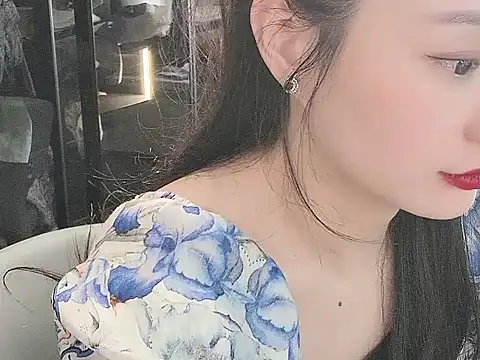 Snapshot of lisachen13 chatting on 12/15/25, 07:01 lisachen13 online show from 12/15/25, 07:01