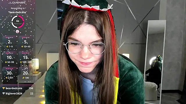 Snapshot of miss__evelyne chatting on 12/20/25, 03:35 miss evelyne online show from 12/20/25, 03:35