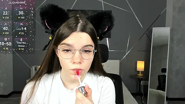 Snapshot of miss__evelyne chatting on 01/06/26, 01:20 miss evelyne online show from 01/06/26, 01:20