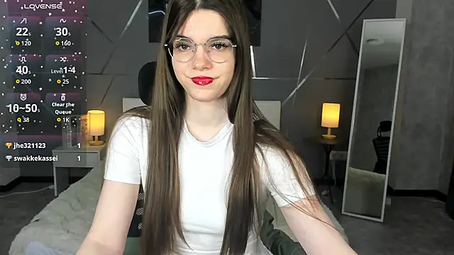 Snapshot of miss__evelyne chatting on 01/10/26, 01:29 miss evelyne online show from 01/10/26, 01:29