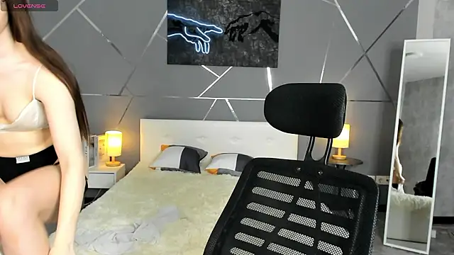 Snapshot of miss__evelyne chatting on 01/15/26, 01:21 miss evelyne online show from 01/15/26, 01:21