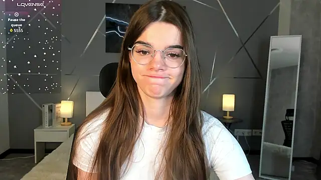 Snapshot of miss__evelyne chatting on 02/04/26, 01:22 miss evelyne online show from 02/04/26, 01:22