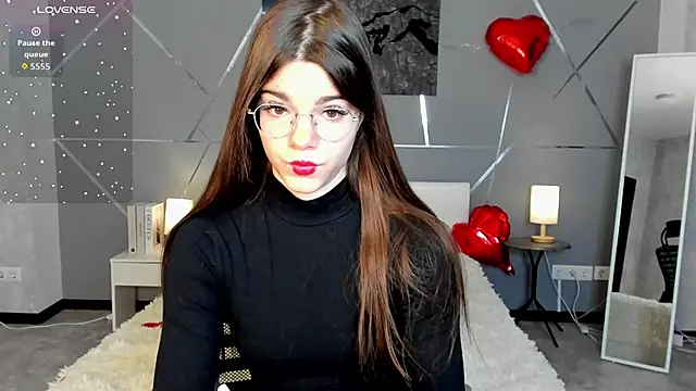 Snapshot of miss__evelyne chatting on 02/18/26, 01:01 miss evelyne online show from 02/18/26, 01:01