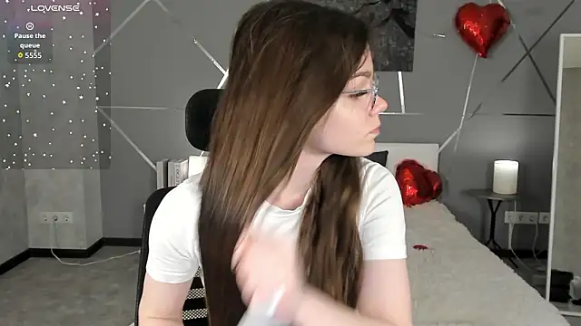 Snapshot of miss__evelyne chatting on 03/12/26, 07:47 miss evelyne online show from 03/12/26, 07:47