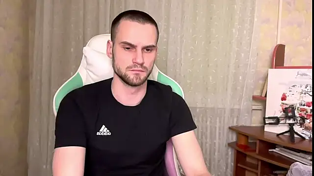 Snapshot of Iveeran chatting on 12/14/25, 06:56 Iveeran online show from 12/14/25, 06:56