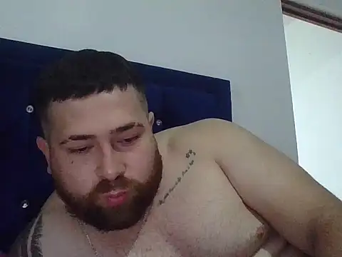 Snapshot of hammerwhite01 chatting on 12/16/25, 01:27 hammerwhite01 online show from 12/16/25, 01:27