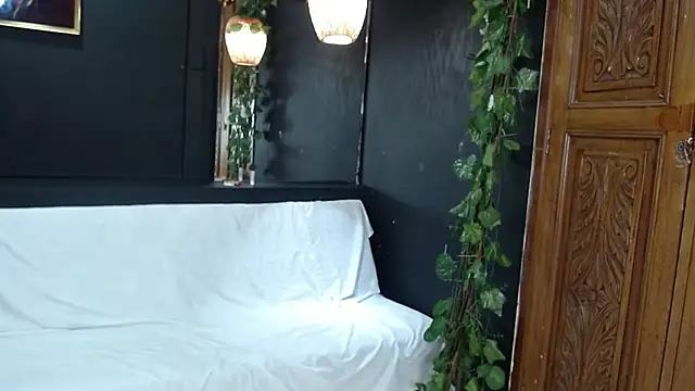 Layla Isabel online show from 12/16/25, 12:54