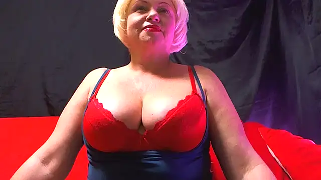 Snapshot of NaughtyMILF4UX chatting on 01/18/26, 10:30 NaughtyMILF4UX online show from 01/18/26, 10:30