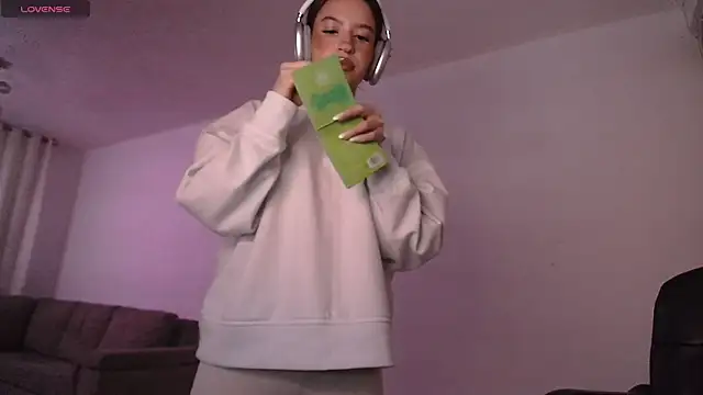 Snapshot of alina_lee chatting on 04/16/26, 12:55 alina lee online show from 04/16/26, 12:55