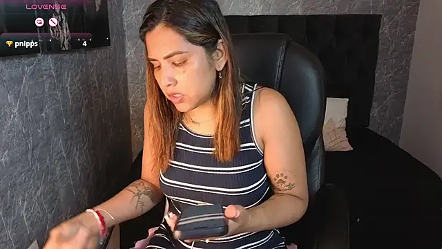 Snapshot of scarletbaker__ chatting on 12/18/25, 03:40 scarletbaker online show from 12/18/25, 03:40