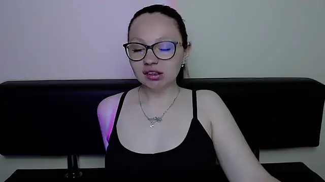 Snapshot of LiliaErmi chatting on 05/17/26, 10:11 LiliaErmi online show from 05/17/26, 10:11