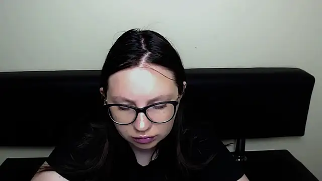 Snapshot of LiliaErmi chatting on 05/27/26, 06:43 LiliaErmi online show from 05/27/26, 06:43