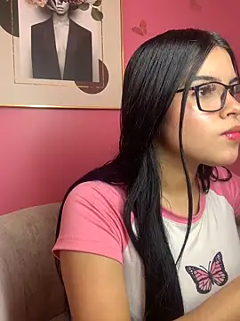 Snapshot of PrettyDafnne chatting on 12/15/25, 06:56 PrettyDafnne online show from 12/15/25, 06:56