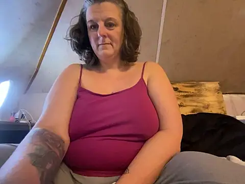 Snapshot of MommaBear5676 chatting on 12/15/25, 02:32 MommaBear5676 online show from 12/15/25, 02:32