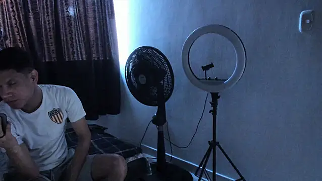 Snapshot of Apol0_69 chatting on 12/15/25, 08:02 Apol0 69 online show from 12/15/25, 08:02