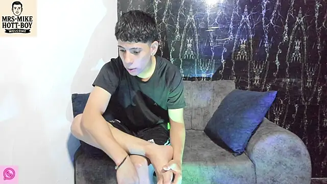 Mrs-mike-hott-boy online show from 12/15/25, 01:10