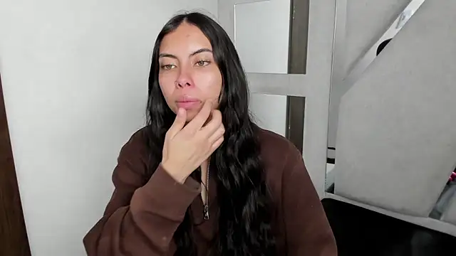 Snapshot of Alana_Hotterr chatting on 01/18/26, 05:00 Alana Hotterr online show from 01/18/26, 05:00