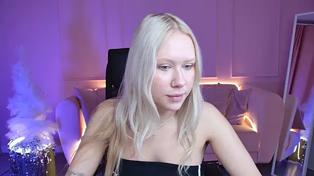 Snapshot of AprilChambers chatting on 12/15/25, 05:23 AprilChambers online show from 12/15/25, 05:23