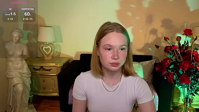 Snapshot of RebeccaLewis chatting on 12/15/25, 11:25 RebeccaLewis online show from 12/15/25, 11:25