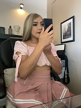 Snapshot of TaylorSweetI chatting on 06/17/26, 02:07 TaylorSweetI online show from 06/17/26, 02:07