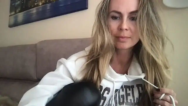 Snapshot of LeMilf chatting on 03/08/26, 03:38 LeMilf online show from 03/08/26, 03:38