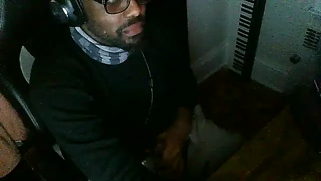 Snapshot of MrUnintentional chatting on 12/17/25, 03:18 MrUnintentional online show from 12/17/25, 03:18