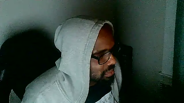 Snapshot of MrUnintentional chatting on 12/21/25, 03:13 MrUnintentional online show from 12/21/25, 03:13