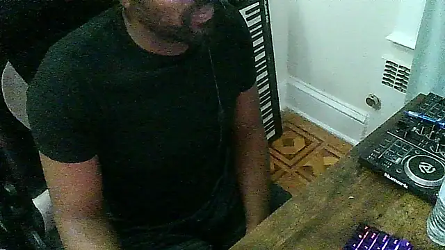 Snapshot of MrUnintentional chatting on 01/11/26, 04:06 MrUnintentional online show from 01/11/26, 04:06