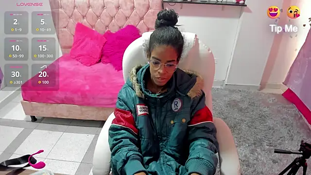 Snapshot of Thianahornyy chatting on 12/17/25, 12:11 Thianahornyy online show from 12/17/25, 12:11