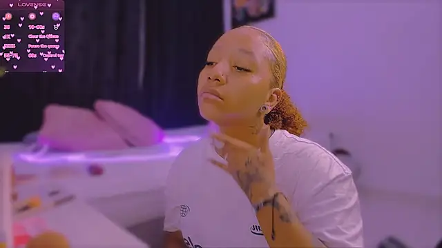 Snapshot of Starlights chatting on 03/04/26, 01:50 Starlights online show from 03/04/26, 01:50