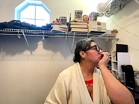 Snapshot of BettyWhispers chatting on 12/21/25, 06:37 BettyWhispers online show from 12/21/25, 06:37