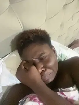 Snapshot of melaninpoppop chatting on 12/19/25, 01:01 melaninpoppop online show from 12/19/25, 01:01