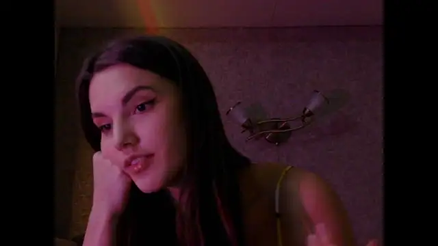 Snapshot of bellamwah chatting on 12/18/25, 07:09 bellamwah online show from 12/18/25, 07:09