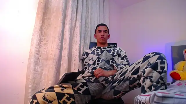 Snapshot of TOMBOYSEXX chatting on 03/05/26, 10:44 TOMBOYSEXX online show from 03/05/26, 10:44