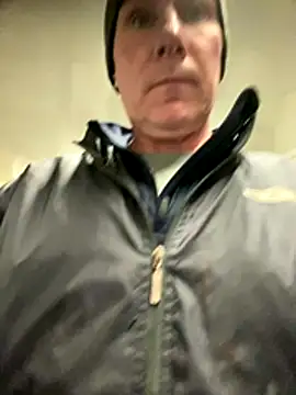 Snapshot of yzboy250 chatting on 12/14/25, 10:31 yzboy250 online show from 12/14/25, 10:31