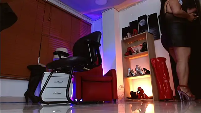 Snapshot of paola_xm chatting on 11/26/25, 10:05 paola xm online show from 11/26/25, 10:05