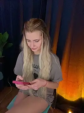 WetHotMilfaa online show from 12/20/25, 10:17