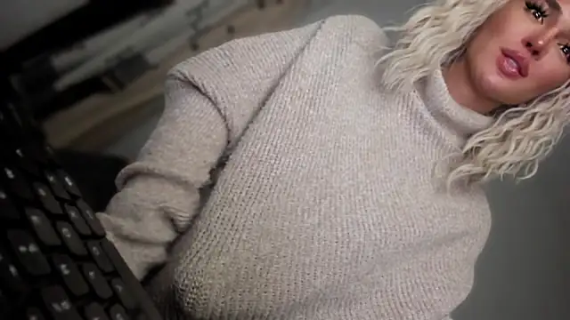 Snapshot of mxshemale_ladyboy chatting on 10/31/25, 12:33 mxshemale ladyboy online show from 10/31/25, 12:33