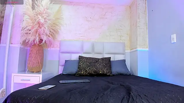 Snapshot of HileySweett chatting on 12/15/25, 02:43 HileySweett online show from 12/15/25, 02:43